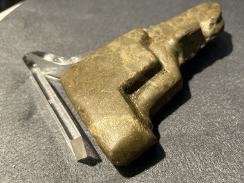 Een sculptuur van Osiris in groene steen, een scarabee in steatiet en een Thot in groene frit, Egypte, Nieuwe Rijk tot Ptolema&iuml;sche periode