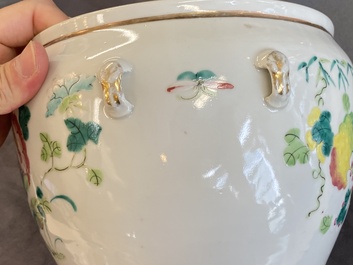 Un bol couvert et un vase en porcelaine de Chine famille rose, 19&egrave;me