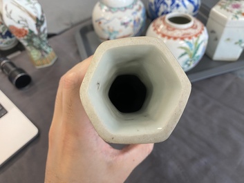 Six vases et un pot couvert en porcelaine de Chine, 19/20&egrave;me