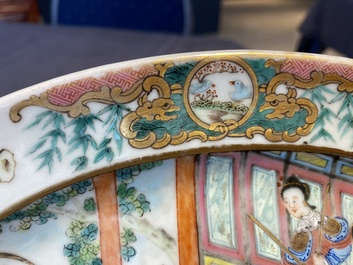 Plat de forme ovale en porcelaine de Chine famille rose de Canton, 19&egrave;me