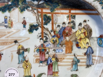 Een Chinese octagonale famille rose schotel met mandarijns decor, Qianlong