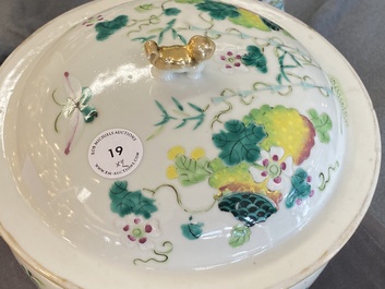 Un bol couvert et un vase en porcelaine de Chine famille rose, 19&egrave;me