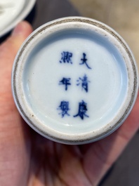 Vase en porcelaine de Chine &agrave; d&eacute;cor d'un dragon en rouge de cuivre sur socle en bois, marque de Kangxi, 19/20&egrave;me