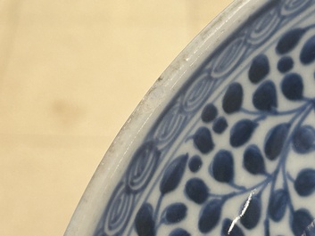 Een Chinese blauw-witte schotel met een boeket in Ming-stijl, Qianlong