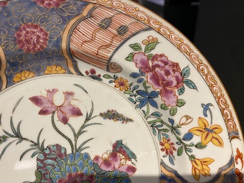 Assiette en porcelaine de Chine famille rose &agrave; d&eacute;cor d'un cerf pr&egrave;s d'un &eacute;tang de lotus, Yongzheng