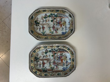 Paire de plats de forme octogonale en porcelaine de Chine famille rose &agrave; sujet mandarin, Qianlong