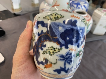 Six vases et un pot couvert en porcelaine de Chine, 19/20&egrave;me