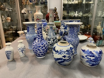 Huit vases en porcelaine de Chine en bleu et blanc, 18/20&egrave;me