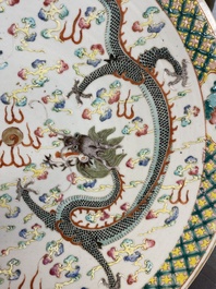 Een Chinese famille verte 'draken' schotel, 19e eeuw