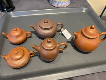 Vijf Chinese Yixing steengoed theepotten met deksels, Republiek