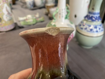 Un vase en porcelaine de Chine famille rose, un &agrave; &eacute;mail flamb&eacute; et un en bleu et blanc au fond c&eacute;ladon, 19/20&egrave;me