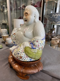 Sculpture de Bouddha en porcelaine de Chine famille rose sur socle en bois, marque de Zhu Mao Ji Zao 朱茂記造, R&eacute;publique