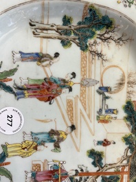 Een Chinese octagonale famille rose schotel met mandarijns decor, Qianlong
