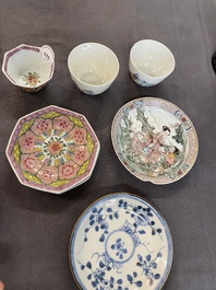 Vier Chinese schotels en drie koppen in blauw-wit, doucai en famille rose porselein, Kangxi en later