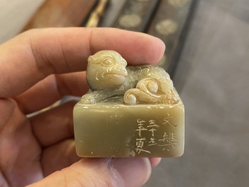 Cinq objets de lettr&eacute;s en bambou, bois incrust&eacute;, os et pierre &agrave; savon, Chine, 19/20&egrave;me