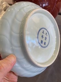 Un pot en porcelaine de Chine en sang de boeuf monochrome, un Bouddha en blanc de Chine et deux assiettes, 19/20&egrave;me