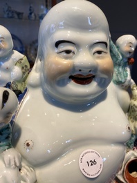 Sculpture de Bouddha en porcelaine de Chine famille rose, marque de Zhu Mao Ji Zao 朱茂記造, R&eacute;publique