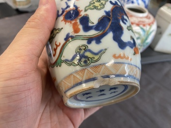 Six vases et un pot couvert en porcelaine de Chine, 19/20&egrave;me