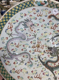 Plat en porcelaine de Chine famille verte &agrave; d&eacute;cor de dragons, 19&egrave;me