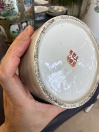 Une paire de porte-chapeaux en porcelaine de Chine famille rose et un vase de Canton, 19/20&egrave;me