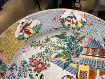Grand plat en porcelaine de Chine famille rose &agrave; d&eacute;cor d'une sc&egrave;ne de temple et avec huit immortels au contour, Yongzheng