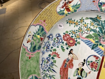 Grand plat en porcelaine de Chine famille rose &agrave; d&eacute;cor d'une sc&egrave;ne de temple et avec huit immortels au contour, Yongzheng