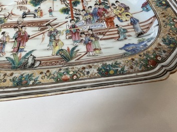 Paire de plats de forme octogonale en porcelaine de Chine famille rose &agrave; sujet mandarin, Qianlong