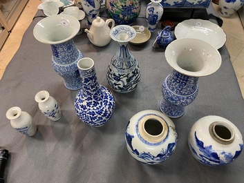 Huit vases en porcelaine de Chine en bleu et blanc, 18/20&egrave;me