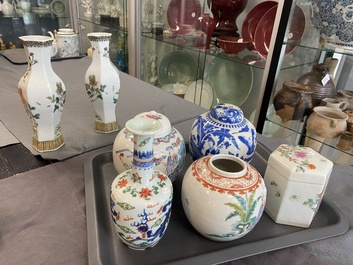 Six vases et un pot couvert en porcelaine de Chine, 19/20&egrave;me