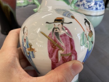 Un vase en porcelaine de Chine famille rose, un &agrave; &eacute;mail flamb&eacute; et un en bleu et blanc au fond c&eacute;ladon, 19/20&egrave;me