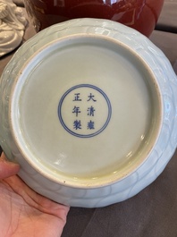 Un pot en porcelaine de Chine en sang de boeuf monochrome, un Bouddha en blanc de Chine et deux assiettes, 19/20&egrave;me