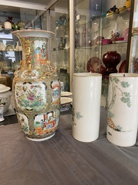 Une paire de porte-chapeaux en porcelaine de Chine famille rose et un vase de Canton, 19/20&egrave;me