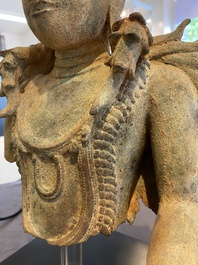 Een Birmaanse bronzen gekroonde Boeddha, wellicht Haripunchai periode, 12/13e eeuw
