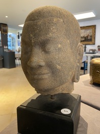 T&ecirc;te de Jayavarman VII en pierre sculpt&eacute;e de style Bayon, Khmer, Cambodge, probablement 13&egrave;me