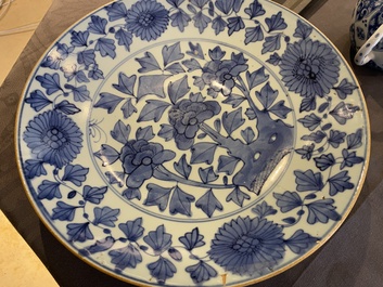 Zeven stukken Chinees blauw-wit porselein, Kangxi/Qianlong