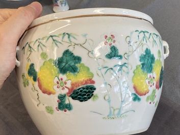 Un bol couvert et un vase en porcelaine de Chine famille rose, 19&egrave;me