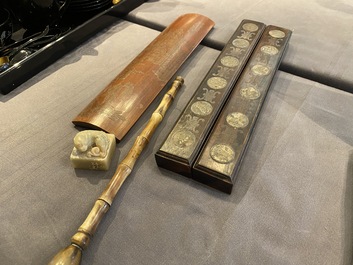 Vijf Chinese voorwerpen voor een geleerde in bamboe, been, ingelegd hout en zeepsteen, 19/20e eeuw