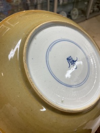 Deux plats en porcelaine de Chine famille verte &agrave; d&eacute;cor anhua, Kangxi