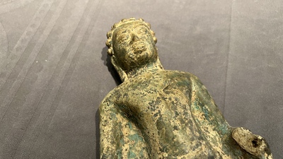 Een Thaise bronzen Boeddha in Dvaravati-stijl, wellicht 7/8e eeuw