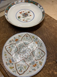 Deux plats en porcelaine de Chine famille verte &agrave; d&eacute;cor anhua, Kangxi