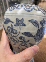 Een Chinese blauw-witte 'meiping' vaas en een 'yuhuchunping' vaas, Ming of later