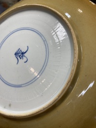 Deux plats en porcelaine de Chine famille verte &agrave; d&eacute;cor anhua, Kangxi