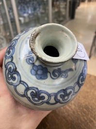 Een Chinese blauw-witte 'meiping' vaas en een 'yuhuchunping' vaas, Ming of later