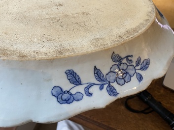 Grand plat en porcelaine de Chine en bleu et blanc &agrave; d&eacute;cor d'une sc&egrave;ne du 'Xi Xiang Ji', Qianlong