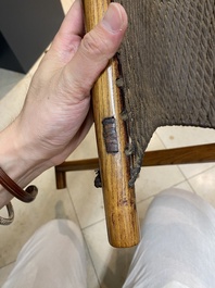 Un mirroir en bois et une chaise pliable, Chine, 19/20&egrave;me