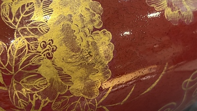 Un vase couvert en porcelaine de Chine en rouge de corail et un vase au d&eacute;cor dor&eacute; sur fond sang de boeuf, 19/20&egrave;me