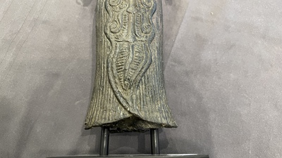 Een bronzen Khmer sculptuur van de godin Uma, Cambodja, 10/11e eeuw