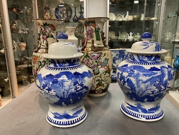 Une paire de vases couverts en porcelaine de Chine en bleu et blanc et une paire de vases dit 'de Nankin', 19&egrave;me