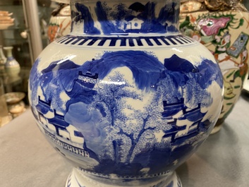 Une paire de vases couverts en porcelaine de Chine en bleu et blanc et une paire de vases dit 'de Nankin', 19&egrave;me