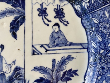 Grand plat en porcelaine de Chine en bleu et blanc &agrave; d&eacute;cor d'une sc&egrave;ne du 'Xi Xiang Ji', Qianlong